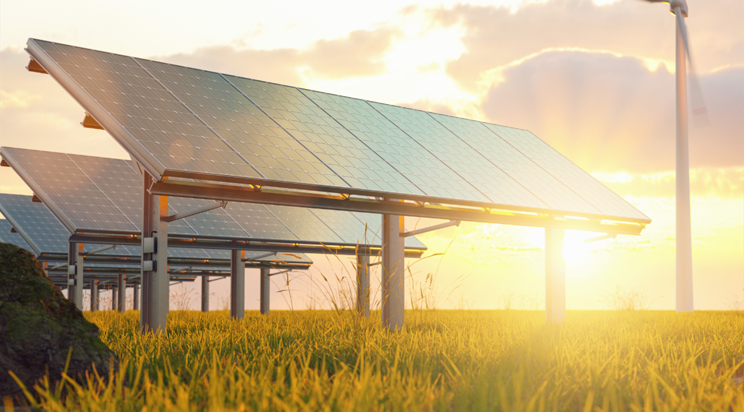 Solceller og vindm�ller i solned/opgang - lille billede tilpasset br�dtekst til hjemmesiden